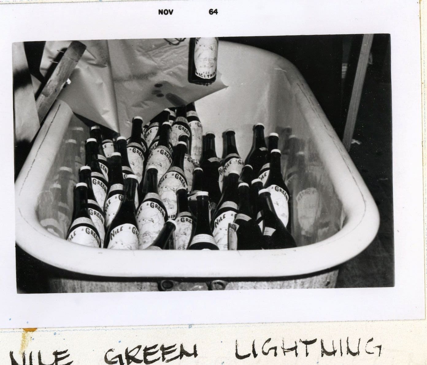 A tub full of beer bottles in the bathtub.